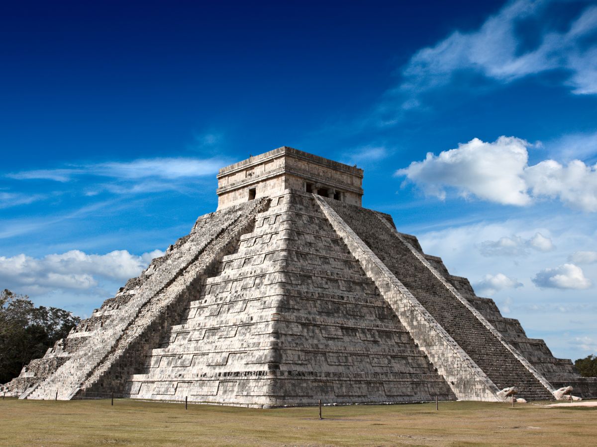 El Castillo pyramid at Chichén Itzá with the equinox serpent shadow